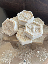 Oatmeal milk & honey comb soap with honey bee